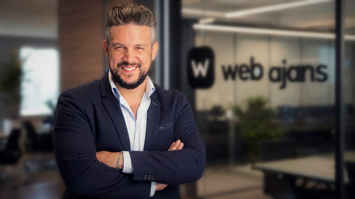 webajans.com kurucusu, ofiste webajans logosu önünde